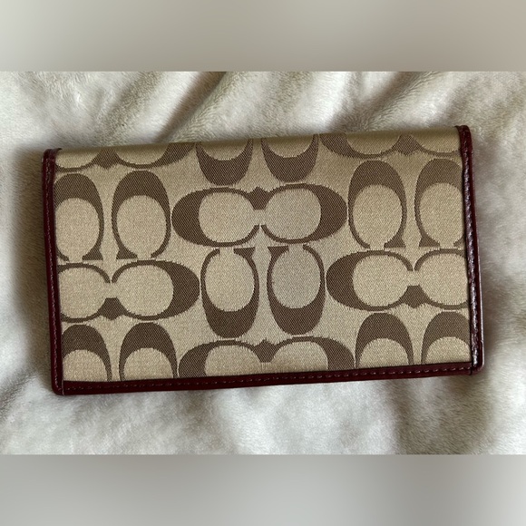 LIKE NEW Coach Tri fold Wallet and Checkbook Cover IN BEIGE WITH Red trim - Picture 7 of 11